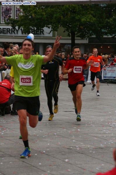 Einsteinmarathon - Zieleinlauf Beurer-Halbmarathon und weitere @ Muensterplatz - Bild 27