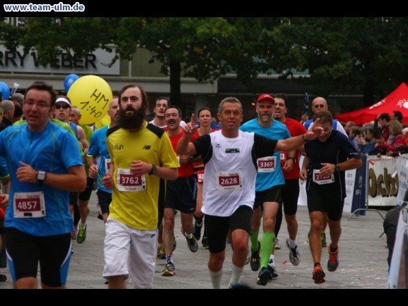 Einsteinmarathon - Zieleinlauf Beurer-Halbmarathon und weitere @ Muensterplatz - Bild 35