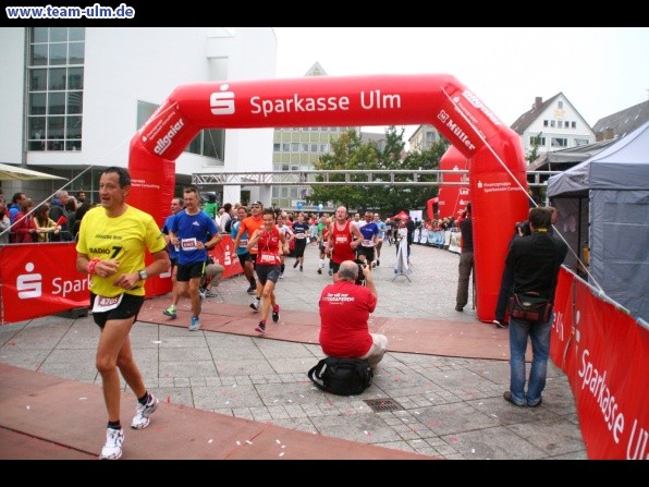 Einsteinmarathon - Zieleinlauf Beurer-Halbmarathon und weitere @ Muensterplatz - Bild 38