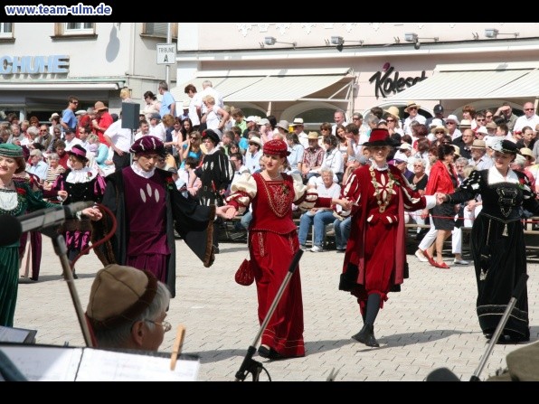 Festumzug - T&auml;nze und Gesang @ Biberach - Bild 1