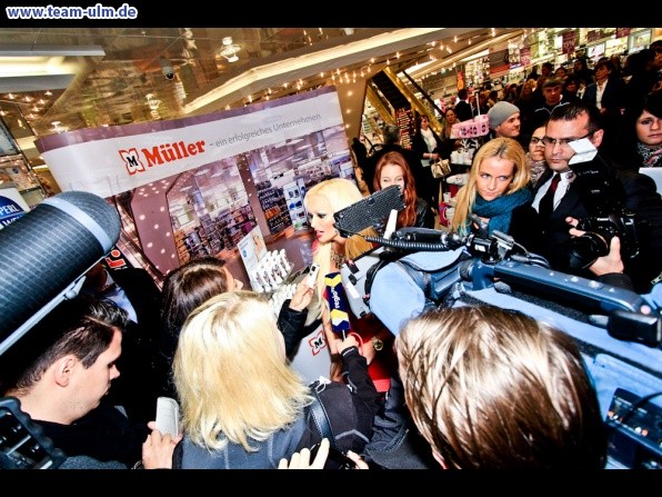 Autogrammstunde mit Daniela Katzenberger @ Hirschstrasse - Bild 12