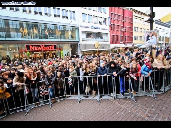 Autogrammstunde mit Daniela Katzenberger @ Hirschstrasse - Bild 18