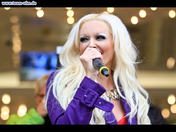 Autogrammstunde mit Daniela Katzenberger @ Hirschstrasse - Bild 2