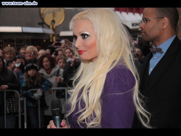 Autogrammstunde mit Daniela Katzenberger @ Hirschstrasse - Bild 24