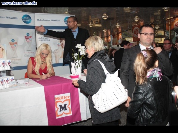 Autogrammstunde mit Daniela Katzenberger @ Hirschstrasse - Bild 33