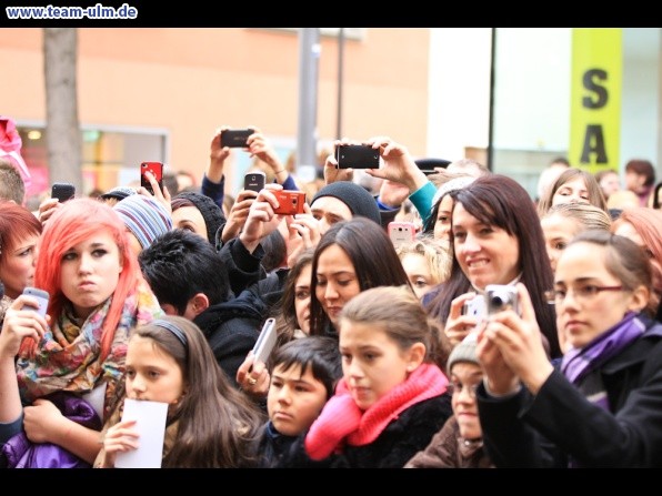 Autogrammstunde mit Daniela Katzenberger @ Hirschstrasse - Bild 5