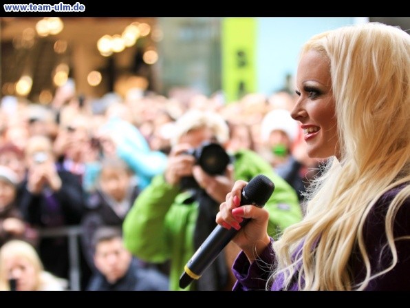 Autogrammstunde mit Daniela Katzenberger @ Hirschstrasse - Bild 7