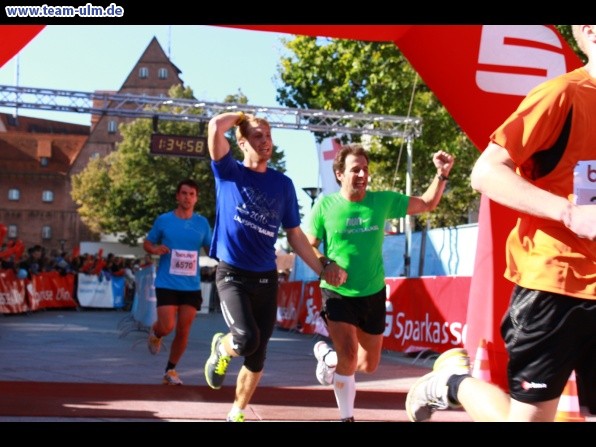 Zieleinlauf - Halbmarathon, Marathon @ Muensterplatz - Bild 145