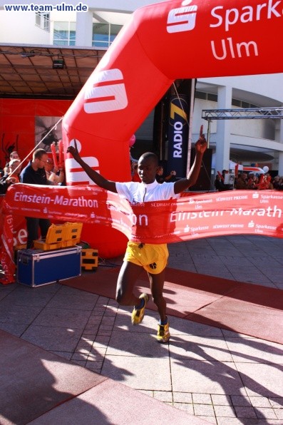 Zieleinlauf - Halbmarathon, Marathon @ Muensterplatz - Bild 69