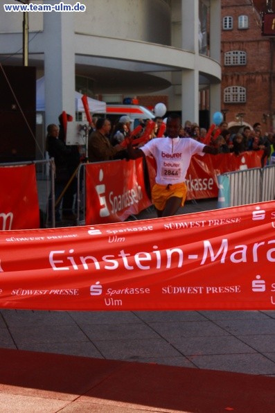 Zieleinlauf - Halbmarathon, Marathon @ Muensterplatz - Bild 71