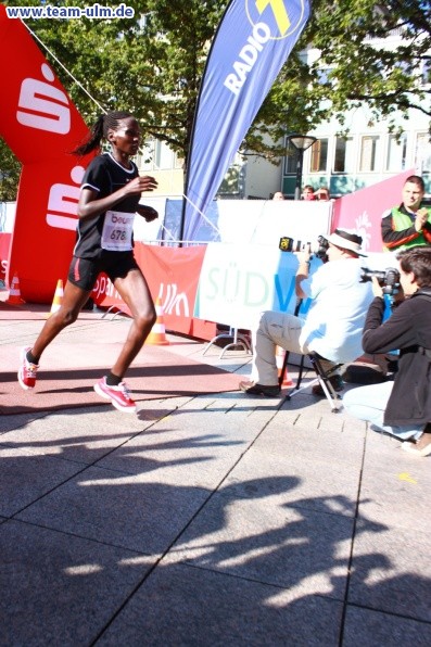 Zieleinlauf - Halbmarathon, Marathon @ Muensterplatz - Bild 91