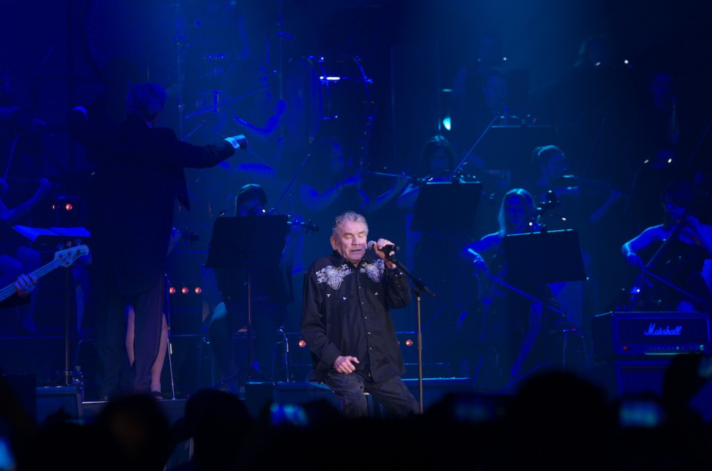 Dan McCafferty mit dem Bohemian Symphony Orchestra im Hintergrund